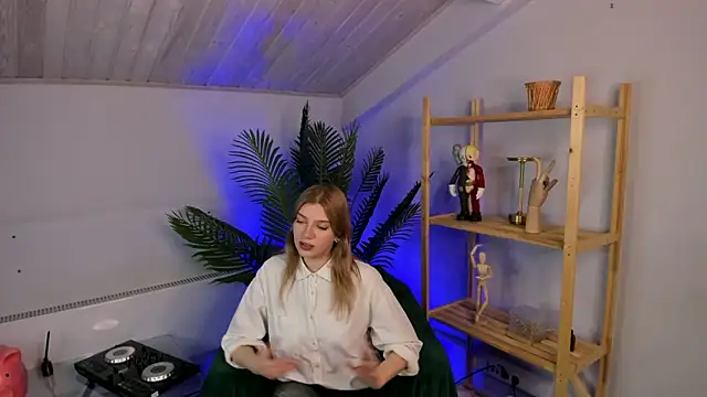 Snapshot of GloriaCwik chatting on 04/09/26, 02:33 GloriaCwik online show from 04/09/26, 02:33