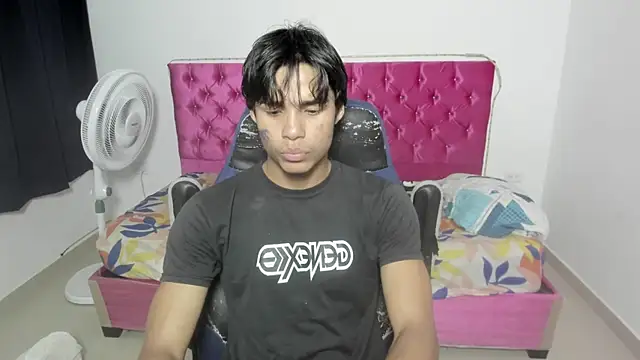 Snapshot of skinny_sam chatting on 06/18/26, 05:51 skinny sam online show from 06/18/26, 05:51