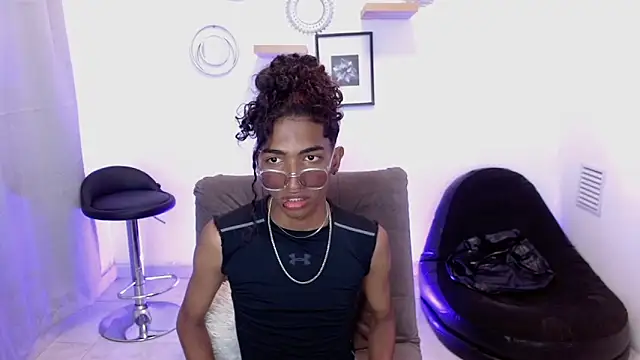 Snapshot of triiangel_latinboy chatting on 05/16/26, 06:28 triiangel latinboy online show from 05/16/26, 06:28