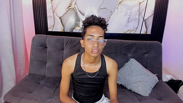 Snapshot of triiangel_latinboy chatting on 05/22/26, 12:44 triiangel latinboy online show from 05/22/26, 12:44