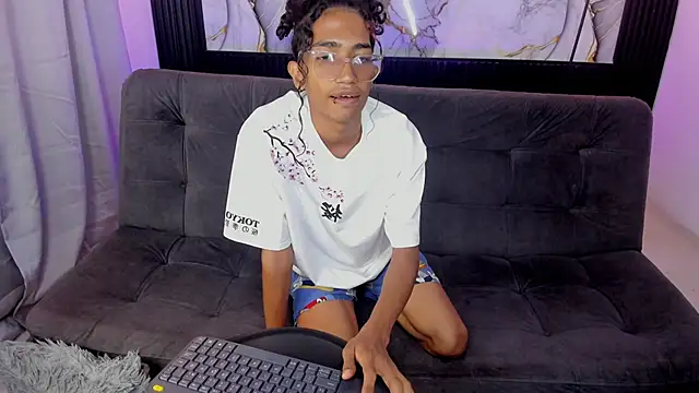 Snapshot of triiangel_latinboy chatting on 05/25/26, 12:22 triiangel latinboy online show from 05/25/26, 12:22