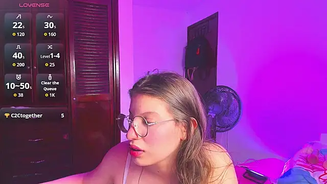 Snapshot of liiliie_petite chatting on 07/17/26, 10:14 liiliie petite online show from 07/17/26, 10:14