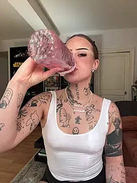 Snapshot of liloutatoou chatting on 04/14/26, 01:39 liloutatoou online show from 04/14/26, 01:39