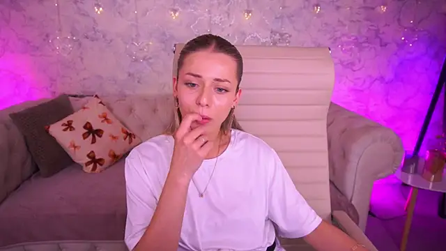 Snapshot of DoveLovee chatting on 05/11/26, 02:45 DoveLovee online show from 05/11/26, 02:45