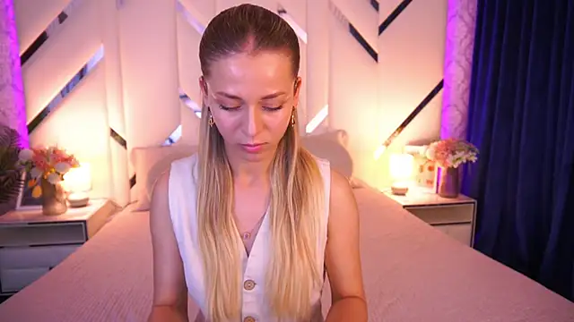 Snapshot of DoveLovee chatting on 05/25/26, 02:45 DoveLovee online show from 05/25/26, 02:45