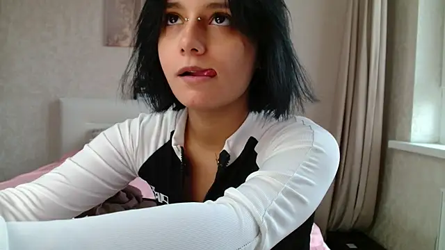 Snapshot of The_Slutty_Fox chatting on 06/12/26, 01:43 The Slutty Fox online show from 06/12/26, 01:43
