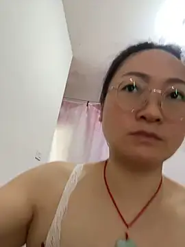 Snapshot of H-202604 chatting on 07/20/26, 03:43 H-202604 online show from 07/20/26, 03:43