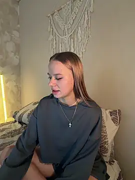 Snapshot of leyaaftermidnight chatting on 04/14/26, 09:15 leyaaftermidnight online show from 04/14/26, 09:15