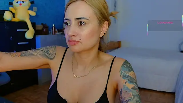 Snapshot of pennyyy_ chatting on 05/27/26, 10:29 pennyyy online show from 05/27/26, 10:29