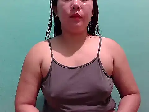 Snapshot of pretty_mia05 chatting on 05/15/26, 12:17 pretty mia05 online show from 05/15/26, 12:17