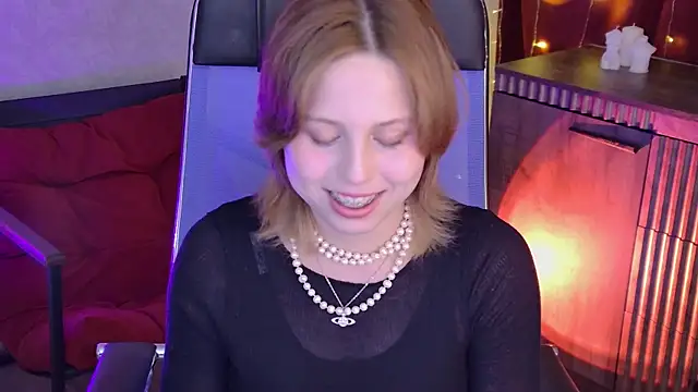 Snapshot of VivienneHebert chatting on 06/26/26, 12:42 VivienneHebert online show from 06/26/26, 12:42