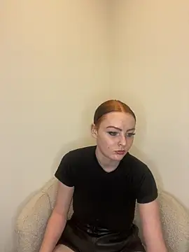 Snapshot of MiraVoss18 chatting on 04/21/26, 05:06 MiraVoss18 online show from 04/21/26, 05:06