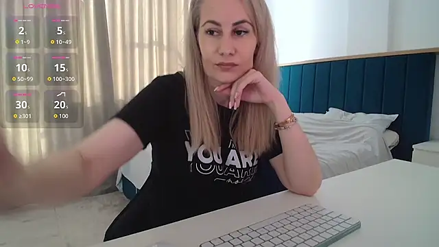 Snapshot of AdellynRose chatting on 06/20/26, 03:37 AdellynRose online show from 06/20/26, 03:37