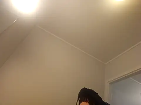 Snapshot of shyhornymommy chatting on 04/13/26, 09:53 shyhornymommy online show from 04/13/26, 09:53