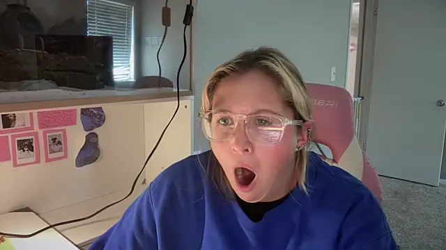 MUSCLEMOMMY1365 online show from 05/04/26, 06:04