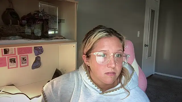 MUSCLEMOMMY1365 online show from 05/08/26, 03:50