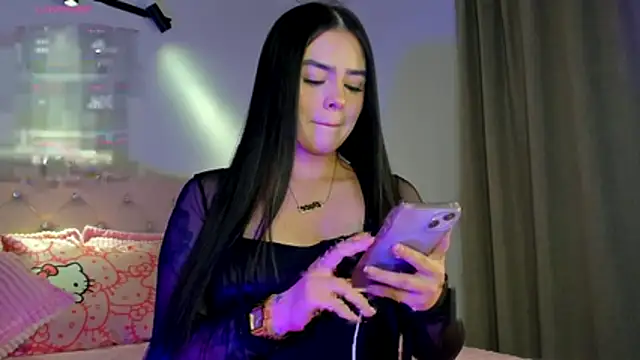 Snapshot of holly444_ chatting on 07/11/26, 04:37 holly444 online show from 07/11/26, 04:37