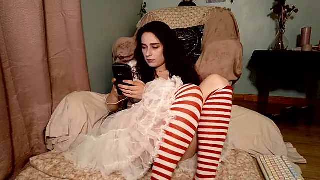 Snapshot of missclochette chatting on 06/11/26, 12:03 missclochette online show from 06/11/26, 12:03