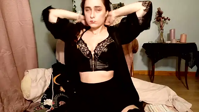Snapshot of missclochette chatting on 06/17/26, 12:18 missclochette online show from 06/17/26, 12:18