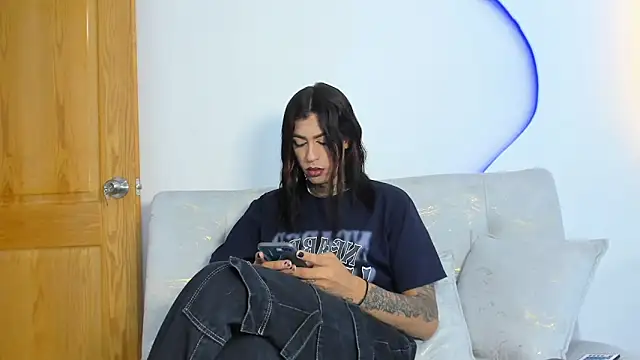 Snapshot of Aohomlester_ chatting on 04/23/26, 01:46 Aohomlester online show from 04/23/26, 01:46