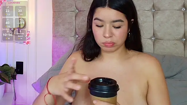 Snapshot of SophieBuitrago chatting on 06/03/26, 02:33 SophieBuitrago online show from 06/03/26, 02:33