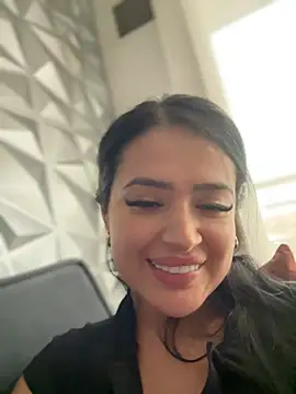 Snapshot of Sara_fun chatting on 03/05/25, 04:35 Sara fun online show from 03/05/25, 04:35