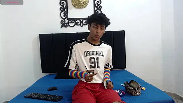 Snapshot of SinBoy_ chatting on 04/28/26, 12:43 SinBoy online show from 04/28/26, 12:43