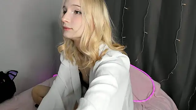 SophiaDarsly online show from 05/01/26, 09:08