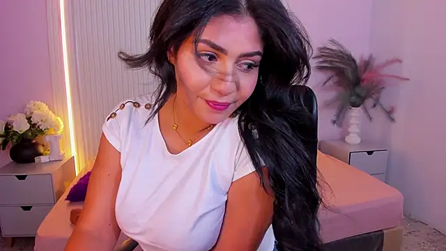 Snapshot of LucyWild8 chatting on 05/19/26, 06:14 LucyWild8 online show from 05/19/26, 06:14