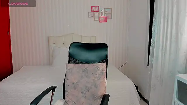 hottie emma james online show from 04/19/26, 12:54