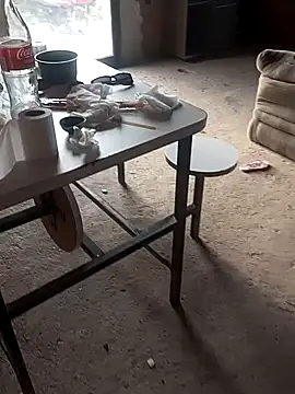  - - -larissa - - - online show from 04/21/26, 09:37