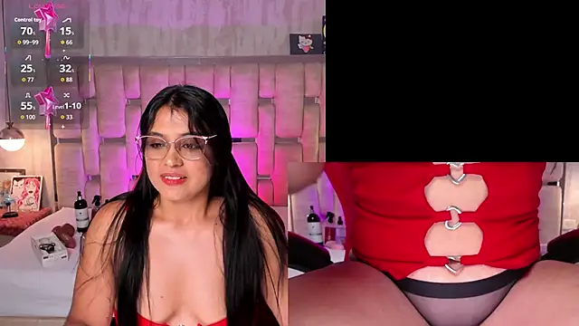 Snapshot of LuciaReid chatting on 04/24/26, 01:02 LuciaReid online show from 04/24/26, 01:02