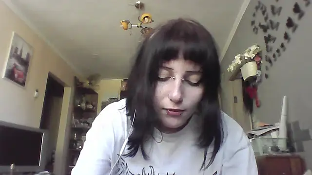 Snapshot of ChargedReign chatting on 05/04/26, 01:07 ChargedReign online show from 05/04/26, 01:07