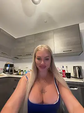 Snapshot of Karen_Luxe chatting on 05/30/26, 03:25 Karen Luxe online show from 05/30/26, 03:25