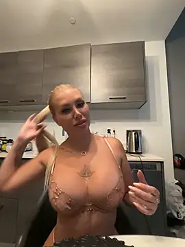 Snapshot of Karen_Luxe chatting on 05/30/26, 11:24 Karen Luxe online show from 05/30/26, 11:24