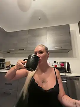 Snapshot of Karen_Luxe chatting on 06/02/26, 01:07 Karen Luxe online show from 06/02/26, 01:07