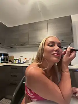 Snapshot of Karen_Luxe chatting on 06/16/26, 01:41 Karen Luxe online show from 06/16/26, 01:41