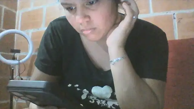 Snapshot of Candelita-hott chatting on 05/25/26, 03:34 Candelita-hott online show from 05/25/26, 03:34