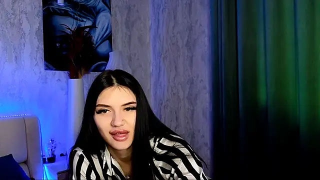 Snapshot of Holly_Beck chatting on 05/28/26, 12:30 Holly Beck online show from 05/28/26, 12:30