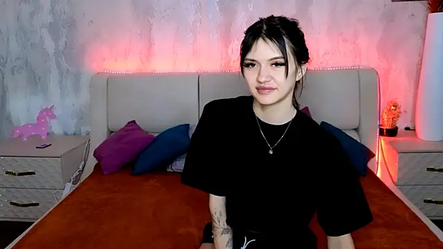 Snapshot of Holly_Beck chatting on 06/08/26, 02:01 Holly Beck online show from 06/08/26, 02:01