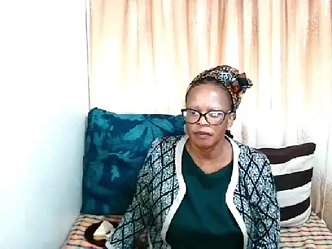 Snapshot of Ebony_Bloom69 chatting on 06/17/26, 04:37 Ebony Bloom69 online show from 06/17/26, 04:37