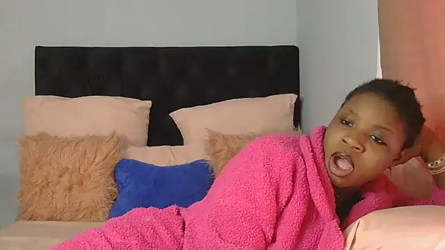 julianaa19 online show from 06/18/26, 08:03
