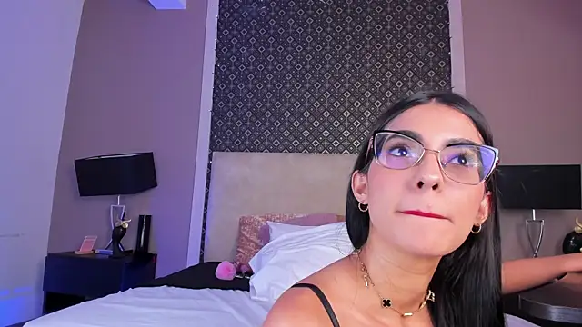 Larissa Luna online show from 06/03/26, 12:30