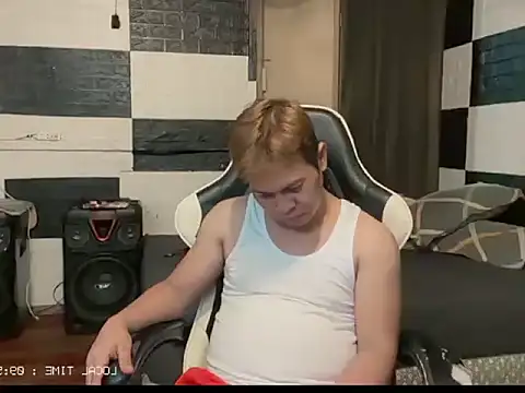 Snapshot of FuckMeeGUYS chatting on 06/16/26, 01:58 FuckMeeGUYS online show from 06/16/26, 01:58