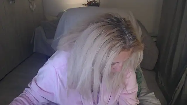 Divineblond online show from 04/12/26, 08:03