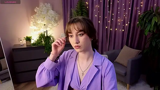 Snapshot of LouiseEvans chatting on 04/28/26, 11:37 LouiseEvans online show from 04/28/26, 11:37
