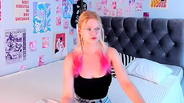 LunariaFox online show from 06/04/26, 02:23