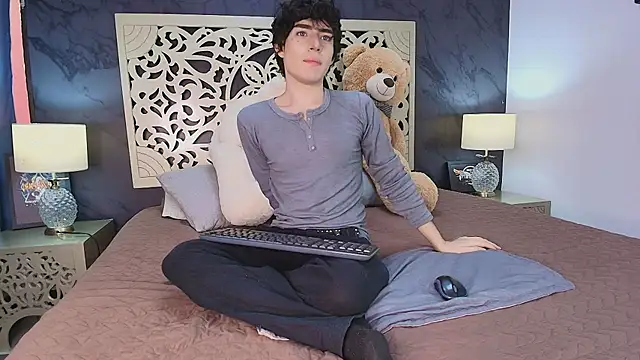 Snapshot of DemonFoxx chatting on 04/30/26, 01:17 DemonFoxx online show from 04/30/26, 01:17