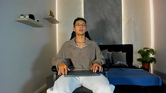 Snapshot of Alan_Salazar chatting on 05/24/26, 02:22 Alan Salazar online show from 05/24/26, 02:22