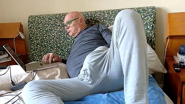 Snapshot of KinkCentral chatting on 04/24/26, 06:16 KinkCentral online show from 04/24/26, 06:16